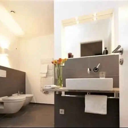 Апартаменты Luxurious In High Class Building Kranhaus In Кёльн